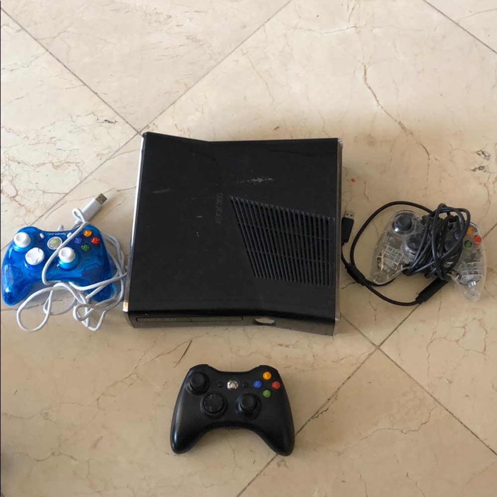Xbox360 ,3 controls and 16 games
